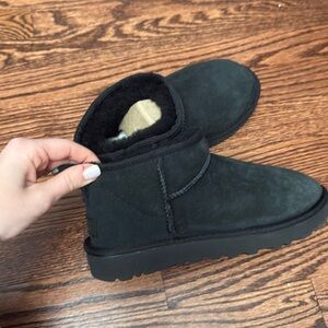 Ugg boots
Black color 
Size 6
Brand New